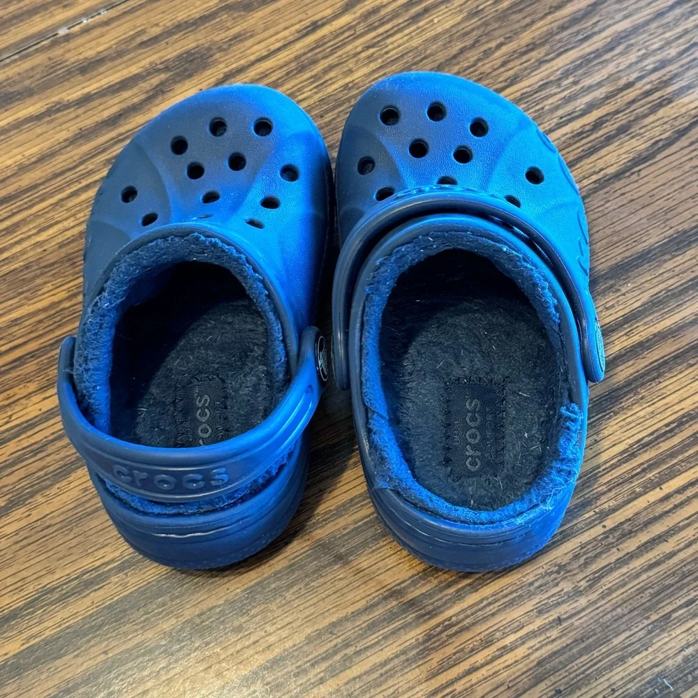 CROCS Kids Navy Blue Fleece-Lined Clogs